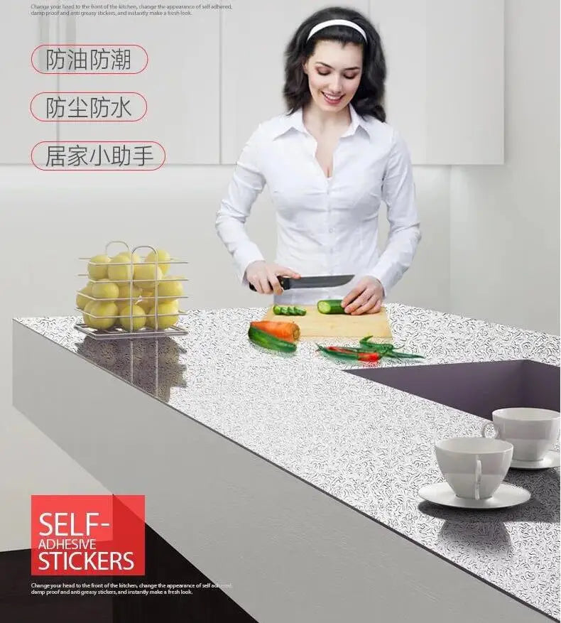 Application de l'autocollant sur un meuble de cuisine