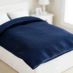 literee miniature bleu marine gris clair tissu texturé minimaliste moderne couverture oreillers bois naturel