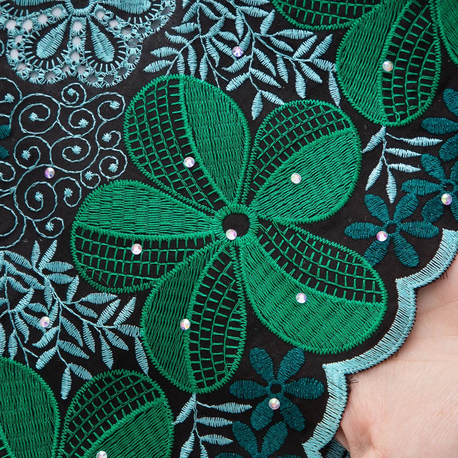 tissu dentelle brodée fleurs paillettes couleurs bleu vert rose occasion mariage party