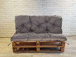 Coussin de palette gris sur terrasse en bois
