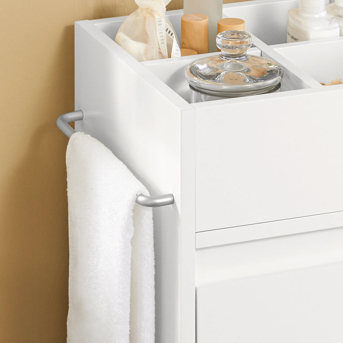 Vue de côté de l'armoire de salle de bain montrant ses dimensions compactes
