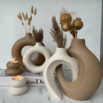 vases céramique modernes minimalistes abstraits ouvertures circulaires couleurs neutres sculptural
