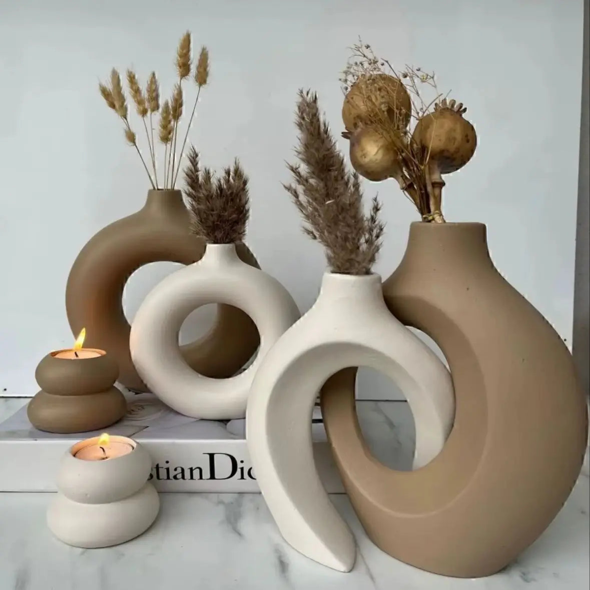 vases céramique modernes minimalistes abstraits ouvertures circulaires couleurs neutres sculptural