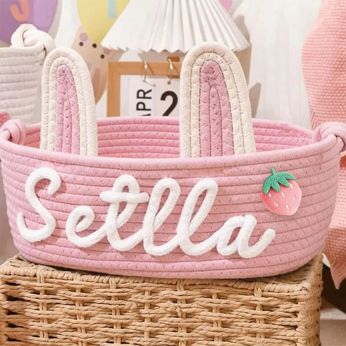 panier rangement tissu coton rose blanc bleu motif tresses décoratif enfant anneaux métalliques prénom