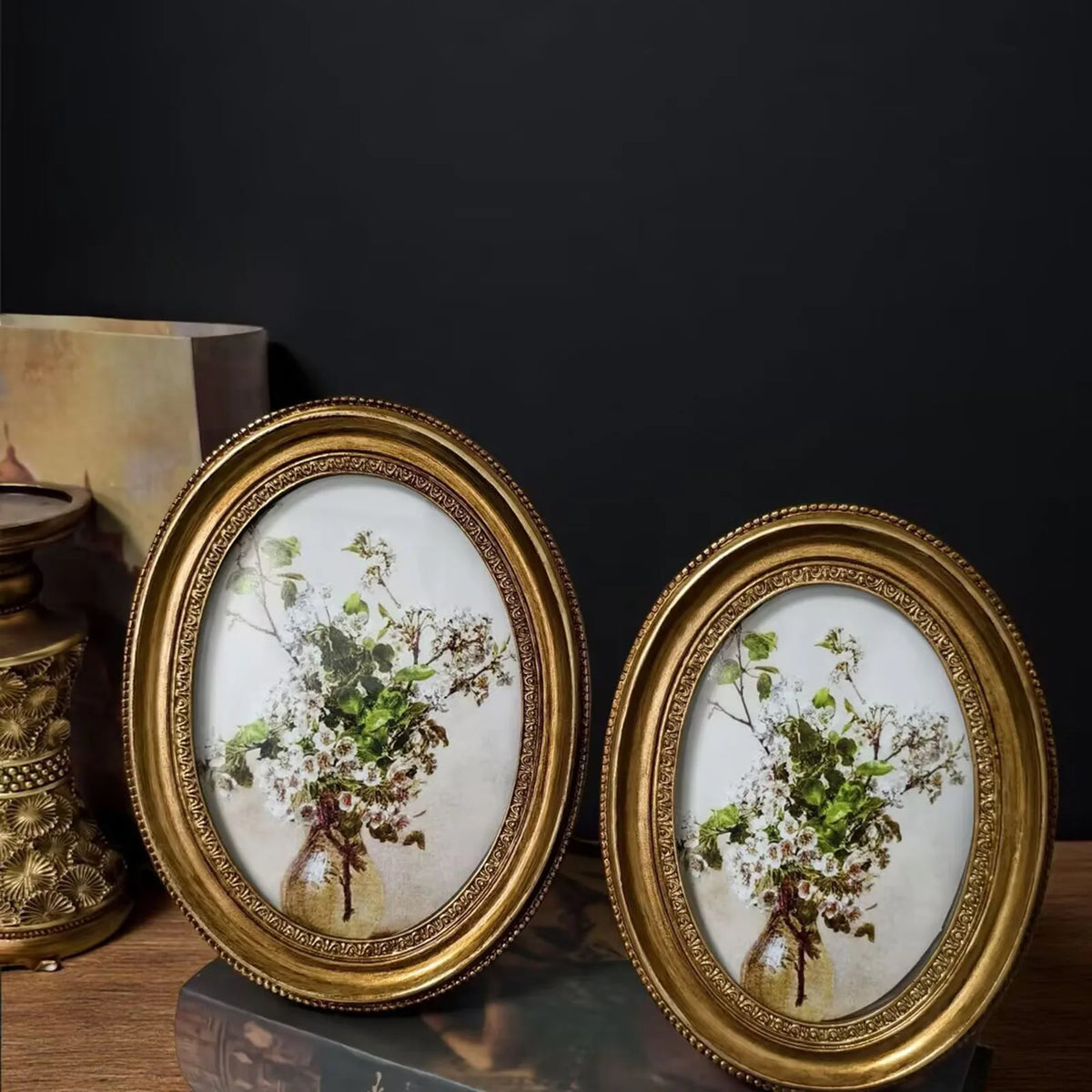 cadre photo ovale orné motif floral peint vintage décoratif decoration ornemental