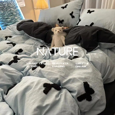 Housse de couette bleu avec nœud brodé délavé sur lit