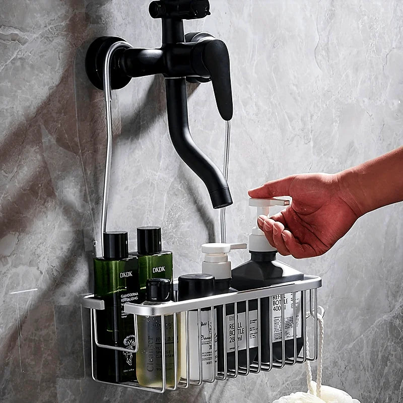 organisateur salle bain suspendu moderne barres métalliques panier rangement shampooing bouteilles éponge minimaliste fixations