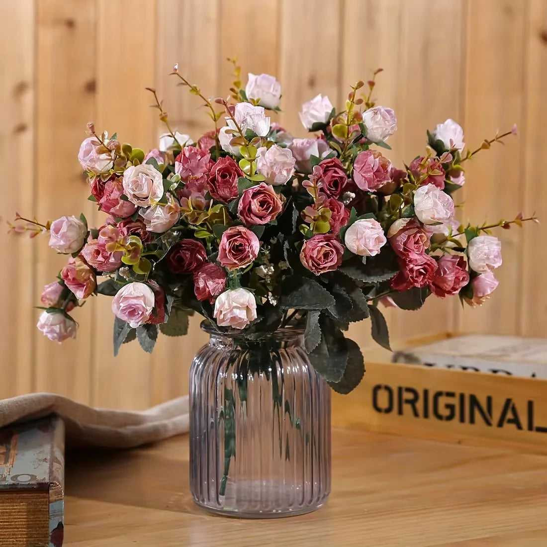 bouquet artificiel fleurs roses blanches feuilles vertes vase transparent décoration maison mariage classique