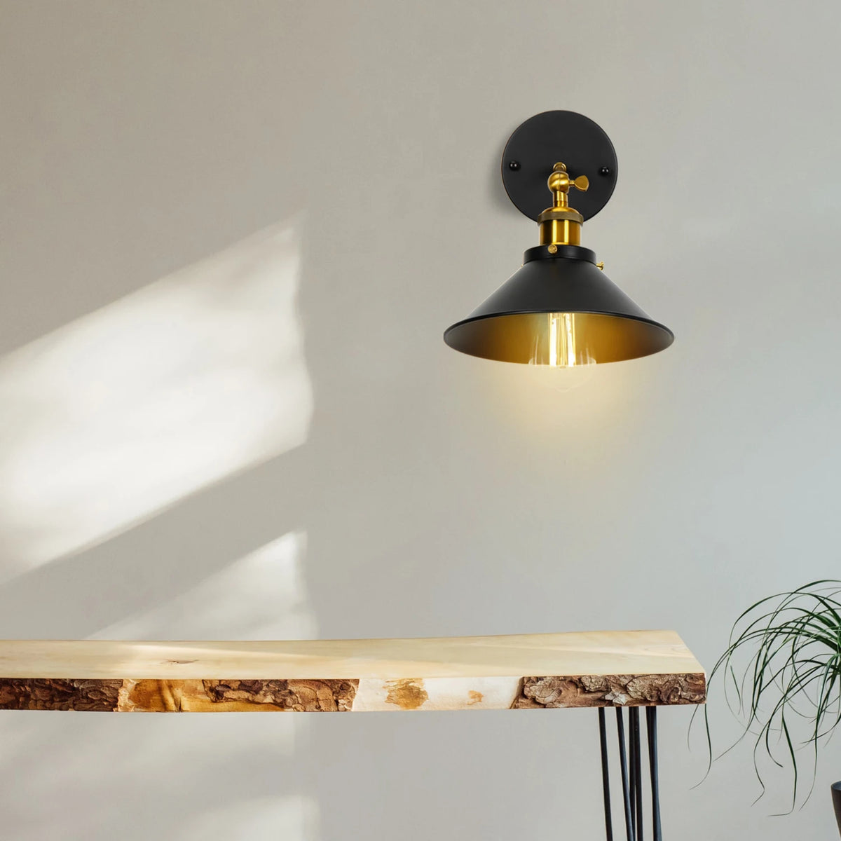 Applique murale style loft avec abat-jour blanc et support métallique