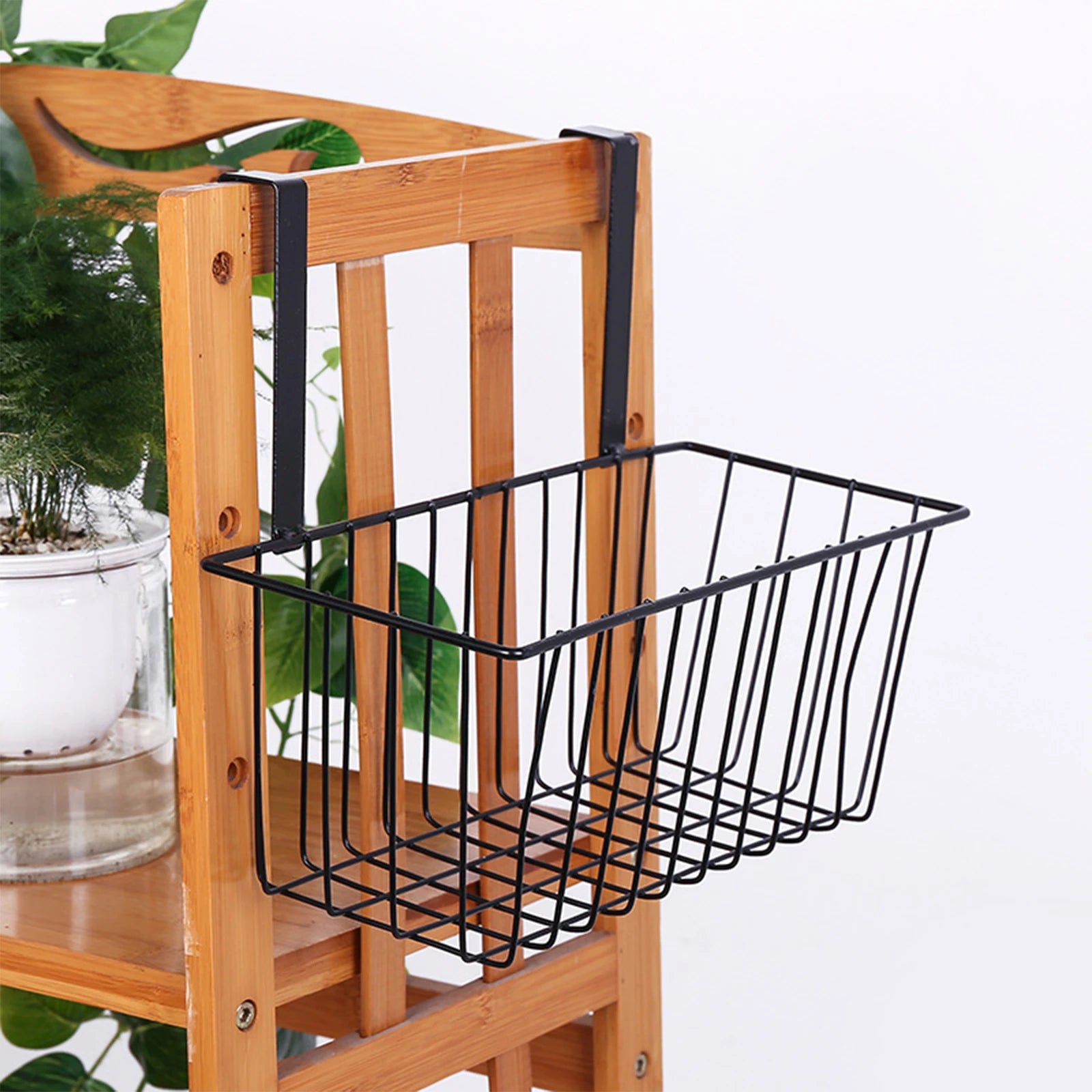Panier vert utilisé comme jardinière intérieure