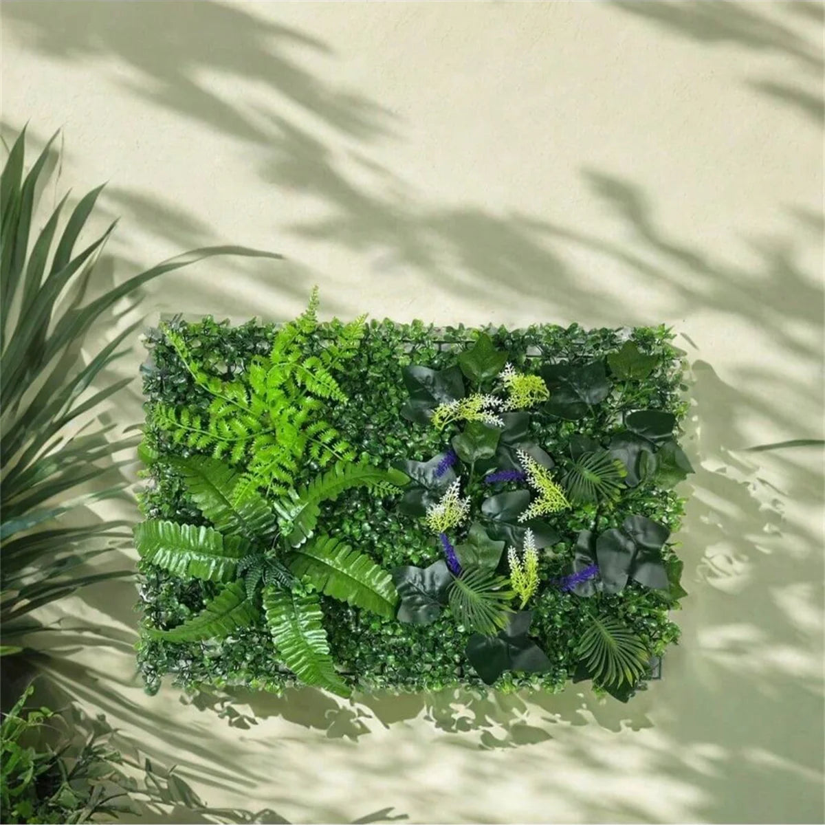 panneau végétal artificiel feuilles diverses fleurs blanches moderne décoration extérieure herbe verte opacité naturelle