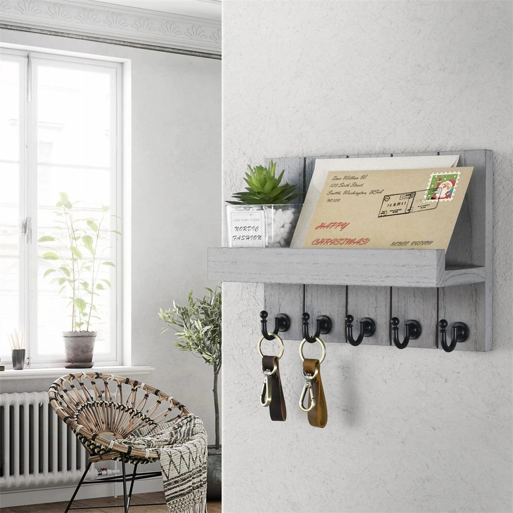 Porte-clés mural en bois rustique brun dans une entrée décorée