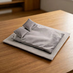 literee miniature bleu marine gris clair tissu texturé minimaliste moderne couverture oreillers bois naturel