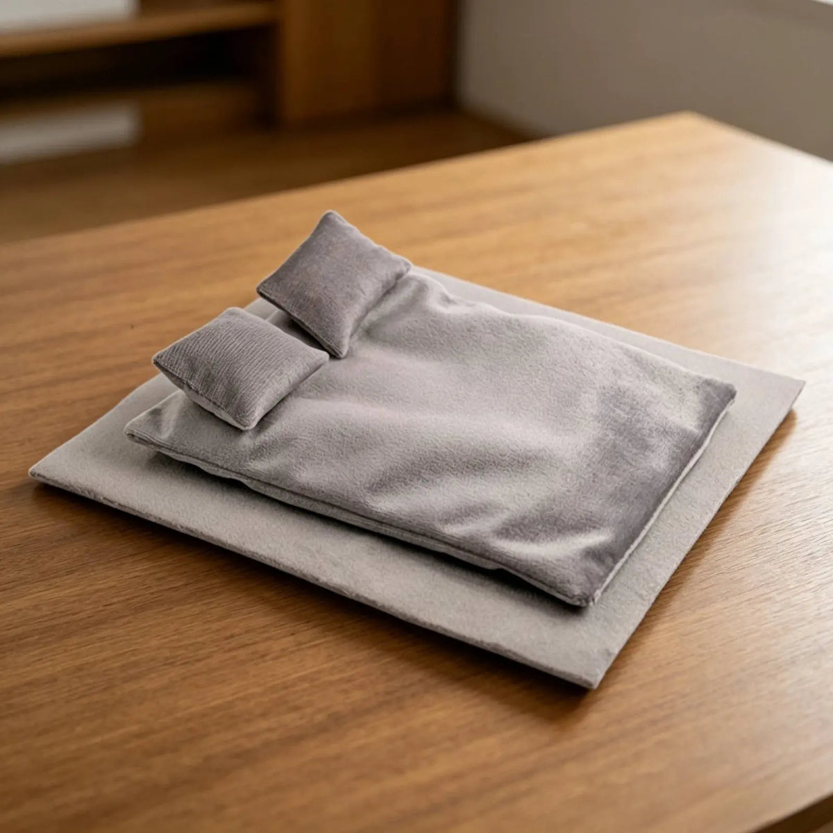 literee miniature bleu marine gris clair tissu texturé minimaliste moderne couverture oreillers bois naturel