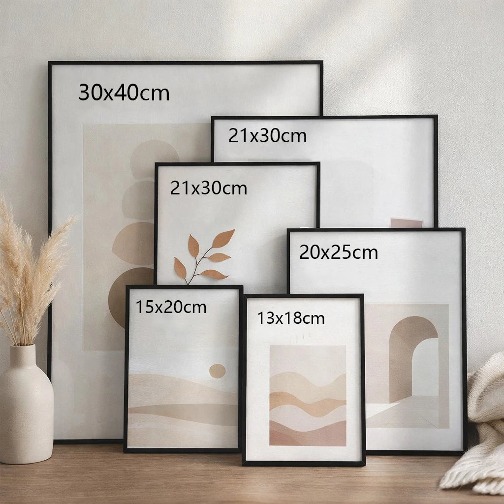 Cadre photo A4 en métal noir avec plexiglas sur un mur blanc