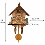 horloge murale pendule bois naturel village traditionnel personnages animaux maison arbre déco salon