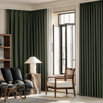 Salon lumineux décoré avec des rideaux thermiques vert sapin occultants installés au plafond