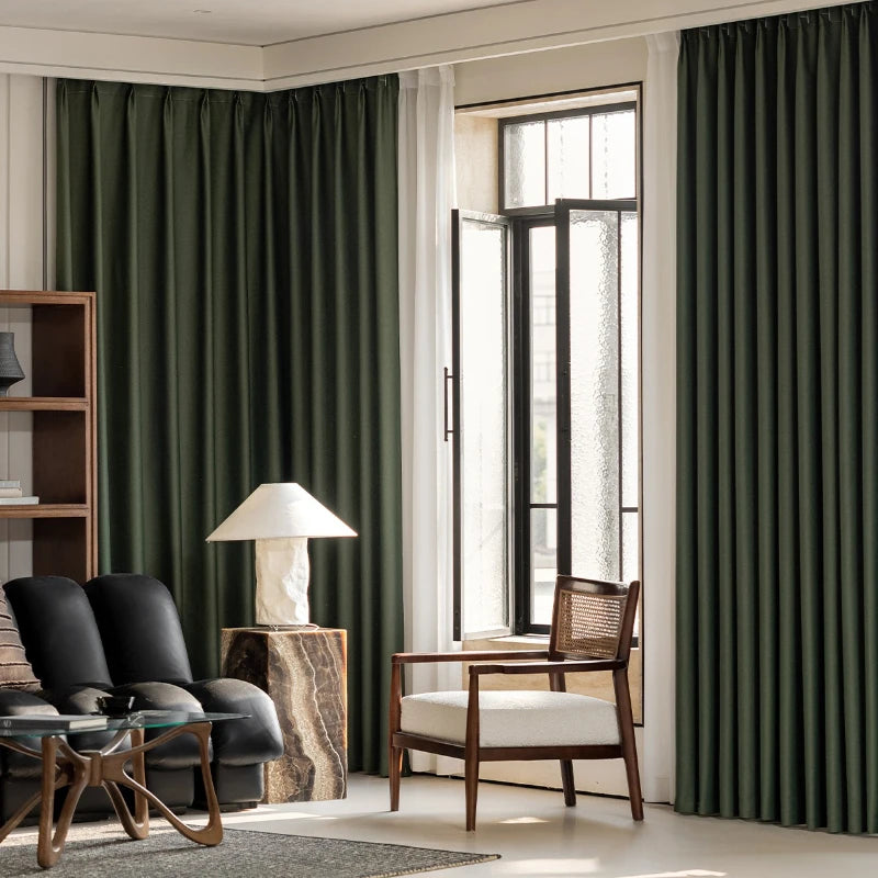 Salon lumineux décoré avec des rideaux thermiques vert sapin occultants installés au plafond