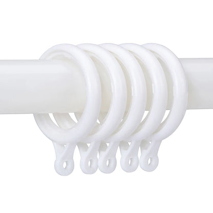 Ensemble d’anneaux de rideau blancs installés sur une tringle, avec crochets antidérapants et système de fixation sans bruit.