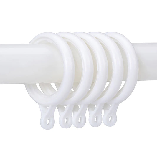 Ensemble d’anneaux de rideau blancs installés sur une tringle, avec crochets antidérapants et système de fixation sans bruit.