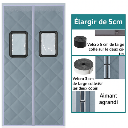 Rideau de porte gris isolant avec fenêtres transparentes, système de fixation par velcro et aimants agrandis pour une meilleure étanchéité thermique.