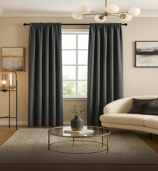 Rideau gris foncé de 270 cm de hauteur installé dans un salon élégant aux murs beige clair, avec canapé crème, tapis graphique et table basse en verre doré.