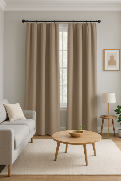 Rideau marron à petits œillets installé dans un salon moderne au style épuré, avec canapé gris clair, table basse en bois clair et ambiance chaleureuse.