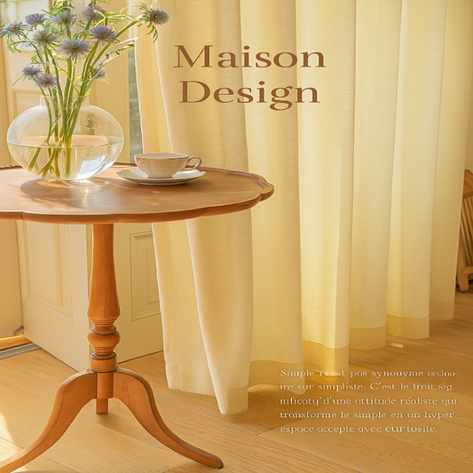 Coin lumineux d’un salon avec voilage écru laissant passer la lumière naturelle, une table en bois avec un vase de fleurs fraîches et une tasse de thé, ambiance douce et chaleureuse.