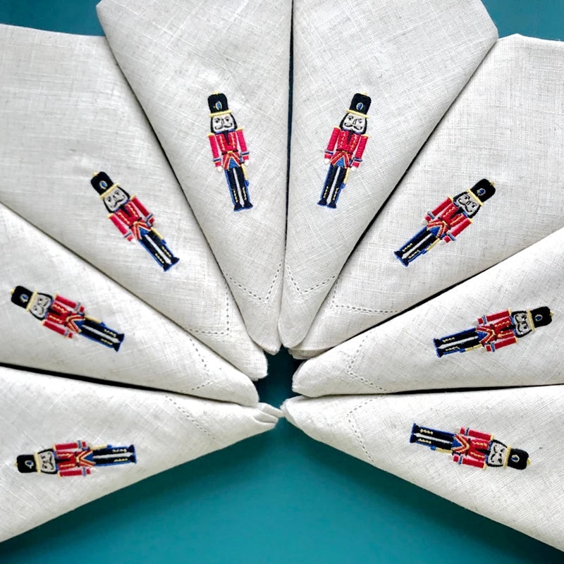 Des serviettes en lin brodées de petits soldats en uniforme britannique.