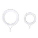 Comparaison entre deux tailles d’anneaux de rideau en plastique blanc, adaptés aux tringles de différents diamètres pour une installation facile.