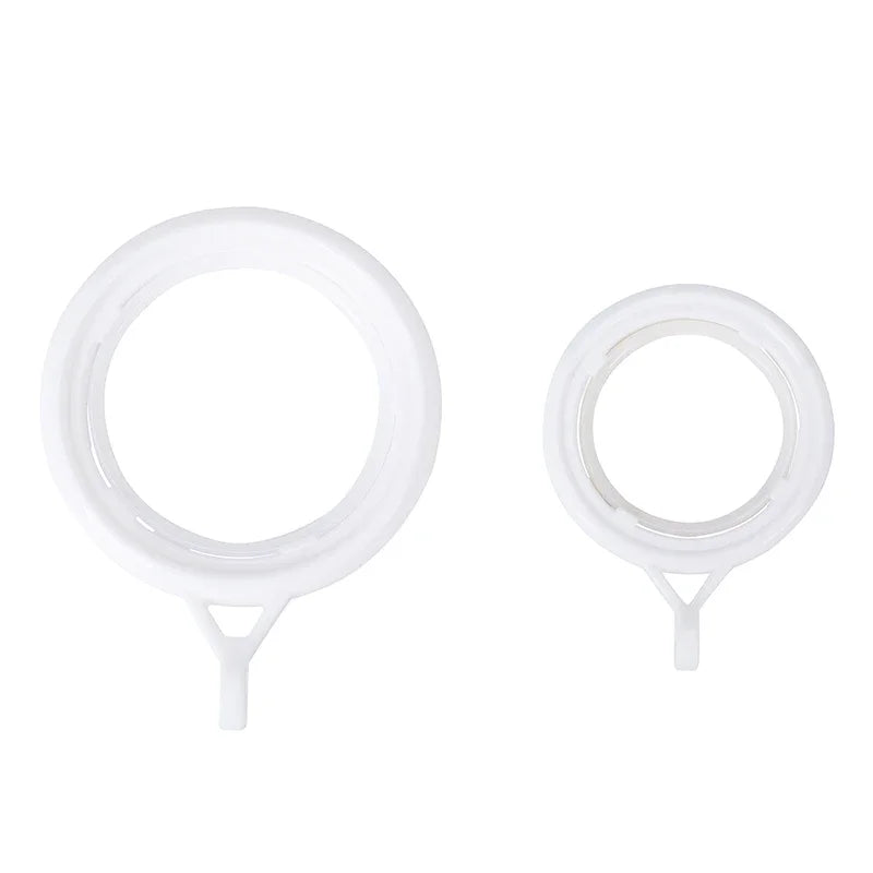 Comparaison entre deux tailles d’anneaux de rideau en plastique blanc, adaptés aux tringles de différents diamètres pour une installation facile.