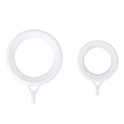 Comparaison entre deux tailles d’anneaux de rideau en plastique blanc, adaptés aux tringles de différents diamètres pour une installation facile.