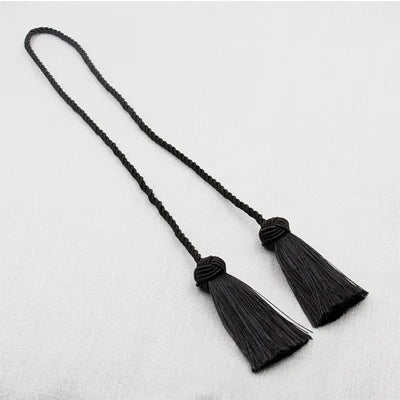  Embrasse noire pour rideau avec deux pompons fins, style minimaliste et raffiné pour tout type d’intérieur.