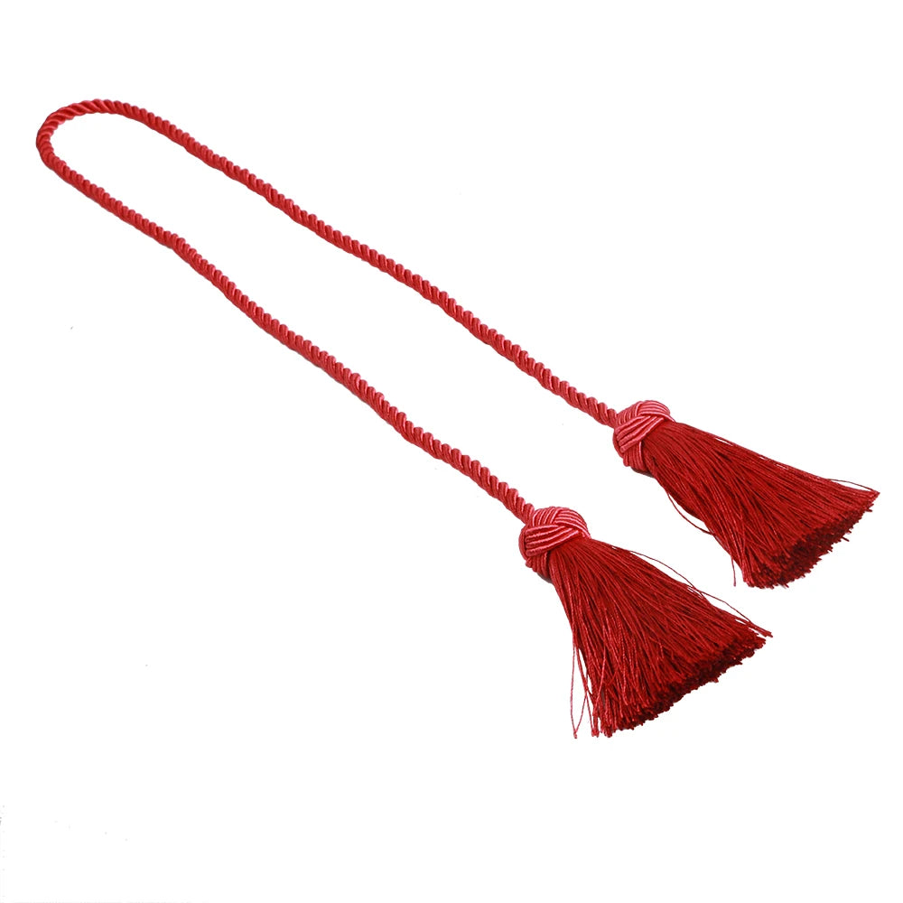 Embrasse rideau rouge foncé torsadée avec deux pompons pour une touche audacieuse et chaleureuse dans votre intérieur.