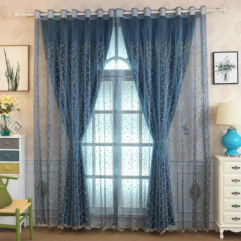 Voilage et rideaux bleus assortis, fixés sur une fenêtre voûtée dans une pièce élégante et chaleureuse.