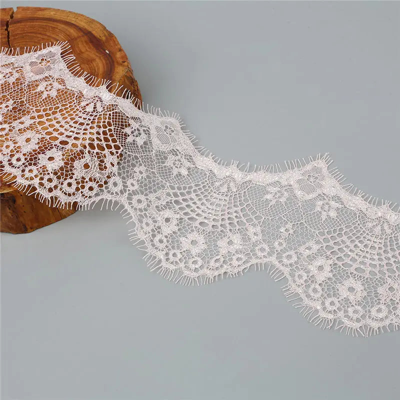 tissu dentelle fleurs franges rose pâle blanc noir vert rouge violet gris classique