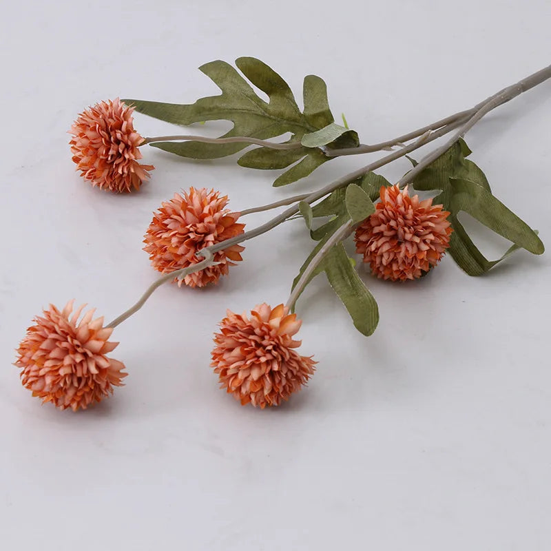décoration intérieure moderne bouquet artificiel rose blanc violet boules fleurs feuilles vertes mariage anniversaire