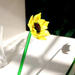 Détail artistique du vase tournesol en verre soufflé