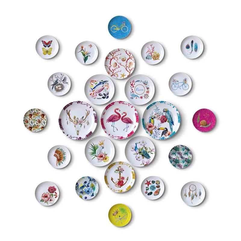Détail du design floral sur assiette murale céramique