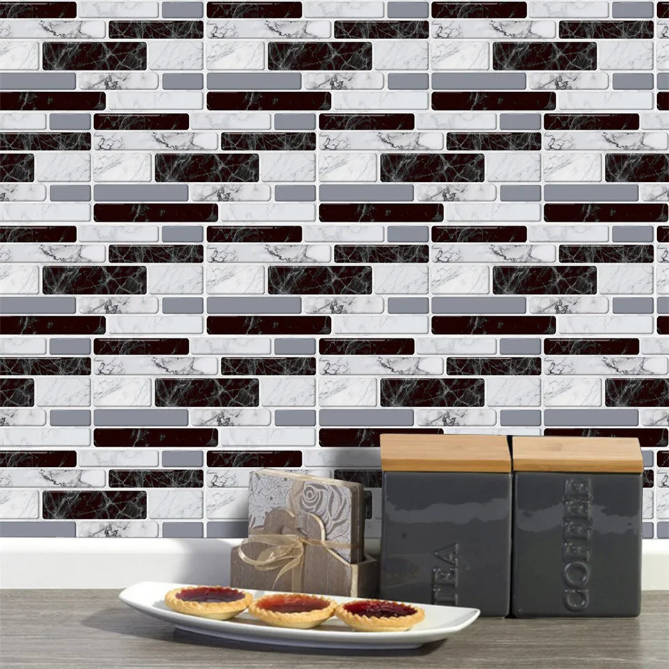 Autocollants mosaïque gris appliqués sur carrelage de cuisine