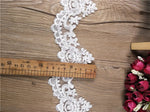 dentelle florale blanc motifs ajourés romantique translucide mariage décoration artisanale appliquée tissu