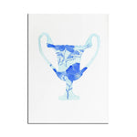 Une coupe en verre avec un motif floral bleu orné, sur un fond blanc.