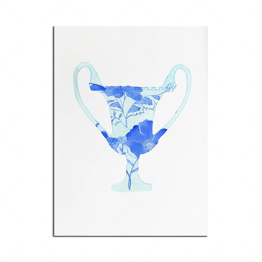 Une coupe en verre avec un motif floral bleu orné, sur un fond blanc.