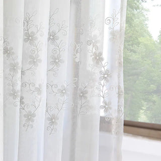 voilage blanc floral motifs feuilles transparent élégant rideau brodé délicat lumière douce fenêtre