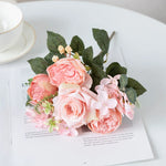 bouquets artificiels roses hydrangeas violettes roses blanches classiques décoration intérieure mariage anniversaire baby shower