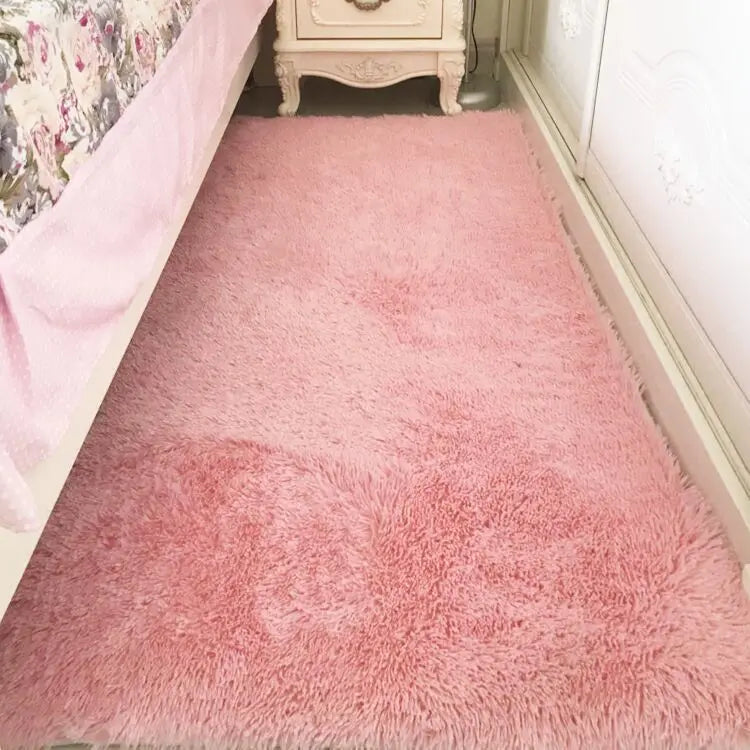 tapis moderne doux uni beige clair rose pâle bleu clair bordure fleurs noires 160cm