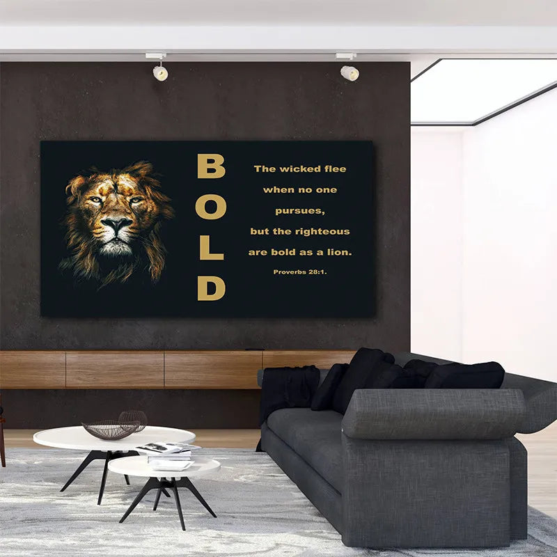 L'image représente un intérieur moderne avec un grand panneau mural montrant le visage d'un lion ainsi qu'un texte doré évoquant la force et la bravoure des justes. La décoration sobre et élégante crée une ambiance apaisante et inspirante.