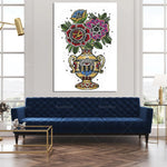 L'image représente un vase ancien orné de fleurs stylisées aux couleurs vives, créant une atmosphère décorative et artistique dans ce salon moderne.