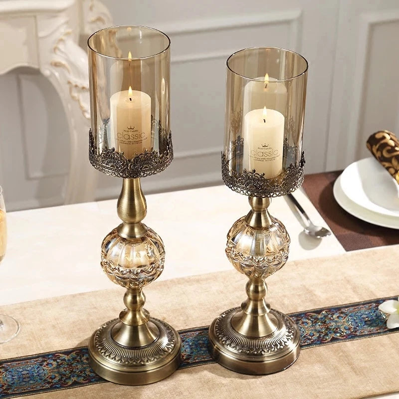 bougeoirs dorés transparents supports bougie colonne texture ornée vintage décoration maison chandelles floraux