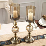 bougeoirs dorés transparents supports bougie colonne texture ornée vintage décoration maison chandelles floraux